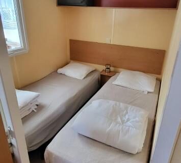 Chambre avec deux lits simples dans le mobil home 3 chambres Sud finistère