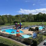 Piscine extérieure avec pataugeoire et toboggans au Mobil home 3 chambres Sud finistère