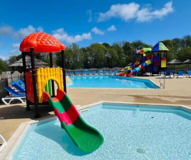 Aire de piscine avec toboggans et bassin pour enfants au Mobil home 3 chambres Sud finistère