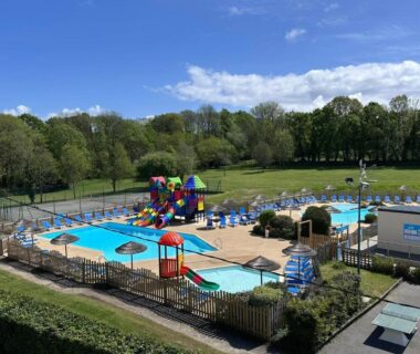 Piscine extérieure avec pataugeoire et toboggans au Mobil home 3 chambres Sud finistère