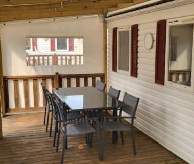 Terrasse couverte avec table et chaises du Mobil home 3 chambres Sud Finistère