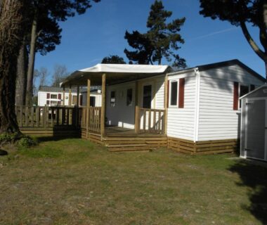 Terrasse en bois et pelouse devant le Mobil home 3 chambres Sud finistère