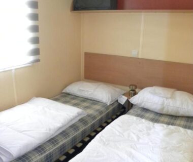 Chambre avec deux lits simples dans le Mobil home 3 chambres Sud finistère