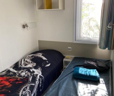 Chambre avec deux lits et fenêtre dans le Mobil home 3 chambres du camping Le Grau du Roi