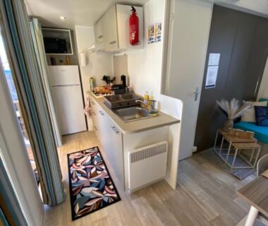 Cuisine équipée et coin salon dans le mobil home 3 chambres au camping 4 étoiles Le Grau du roi