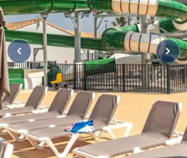 Piscine avec toboggans et transats au mobil home 3 chambres du camping 4 étoiles Le Grau du Roi