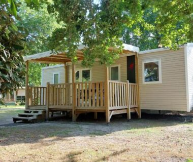 Terrasse en bois et mobil home ombragé au Domaine du Vieux Moulin