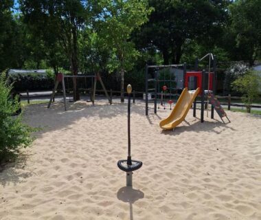 Aire de jeux sur sable avec toboggan au Domaine du Vieux Moulin mobil home 3 chambres climatisé