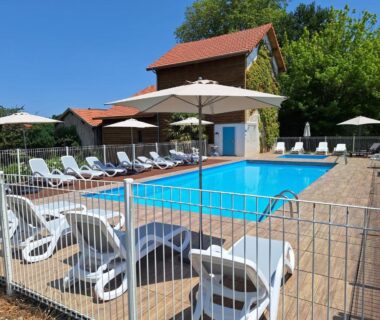 Piscine extérieure avec transats et parasols au Mobil home 3 chambres climatisé du Domaine du Vieux Moulin