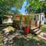 Terrasse dans un parc ombragé du Mobil-home 3 chambres climatisé Rivages des Landes
