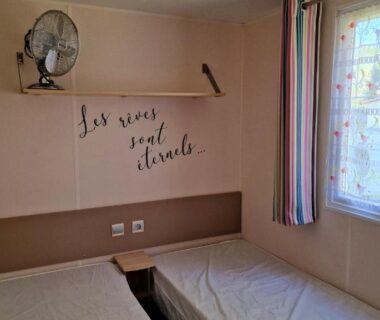 Chambre avec deux lits simples et ventilateur dans le mobil-home 3 chambres climatisé sur le domaine Rivages des Landes