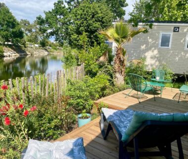 Terrasse au bord de l'eau avec fauteuils du Mobil home 3 chb tout confort Espace Enfants Claouey Cap Ferret