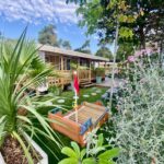Jardin et aire de jeux avec bateau au Mobil home 3 chb tout confort Espace Enfants Claouey Cap Ferret