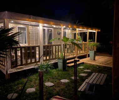 Terrasse éclairée et véranda en bois du Mobil home 3 chb tout confort Espace Enfants Claouey Cap Ferret