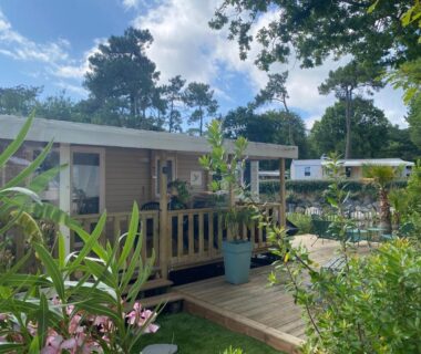 Terrasse en bois et végétation devant le Mobil home 3 chb tout confort Espace Enfants Claouey Cap Ferret
