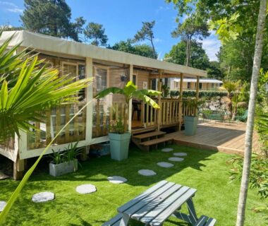 Terrasse en bois et jardin devant le mobil home 3 chb tout confort Espace Enfants Claouey Cap Ferret