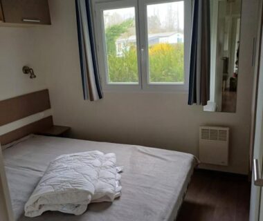 Chambre avec lit double et fenêtre dans le Mobil-home 323 6 personnes 3 chambres