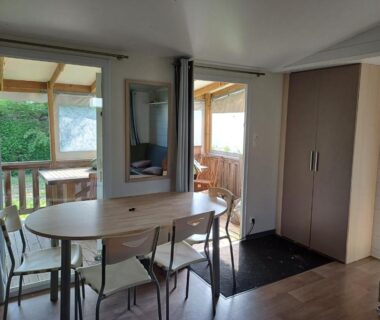 Séjour avec table et terrasse couverte du Mobil-home 323 – 6 personnes – 3 chambres