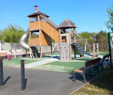 Aire de jeux avec toboggans et tour en bois au Mobil-home 323