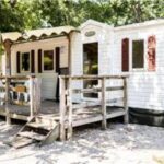Terrasse ombragée devant mobil-home dans camping à Tournon-sur-Rhône Mobil-home 32m² avec Terrasse 6 pers API-1-52-1236