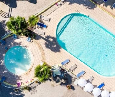 Piscine et terrasse au camping à Tournon-sur-Rhône Mobil-home 32m² avec Terrasse 6 Pers. API-1-52-1236