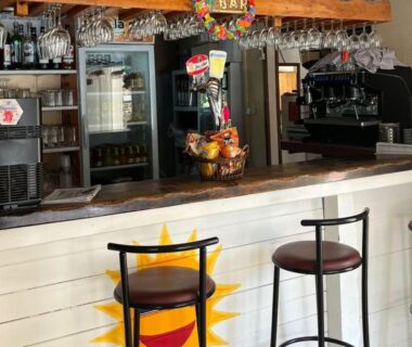 Bar du camping avec comptoir et tabourets près du Mobil-home 32m² avec Terrasse 6 Pers. à Tournon-sur-Rhône API-1-52-1236