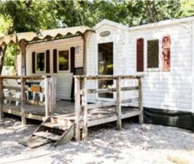 Terrasse ombragée devant mobil-home dans camping à Tournon-sur-Rhône Mobil-home 32m² avec Terrasse 6 pers API-1-52-1236