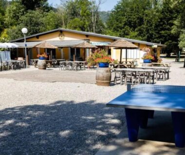 Terrasse avec table de ping-pong et tables extérieures au Mobil-home 32m² avec Terrasse 6 Pers. à Tournon-sur-Rhône API-1-52-1236