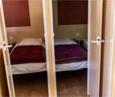 Intérieur chambre avec lits et placard miroir du Mobil-home 32m² avec Terrasse 6 Pers. à Tournon-sur-Rhône API-1-52-1236