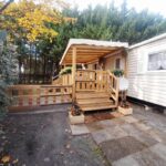 Terrasse en bois devant le mobil-home au Mobil-home 331 3 ch camping Pipiou Siblu