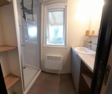 Salle de bain avec douche et lavabo dans le mobil-home 331 Siblu