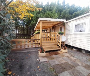 Terrasse en bois devant le mobil-home au Mobil-home 331 3 ch camping Pipiou Siblu