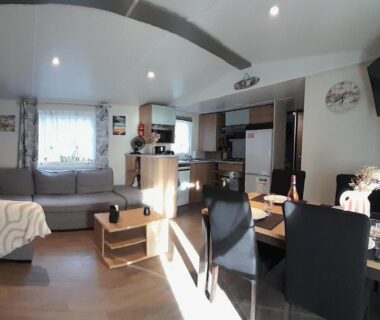 Salon et coin repas du Mobil-home 331 3 ch 1sdb du camping 4 étoile Pipiou Siblu