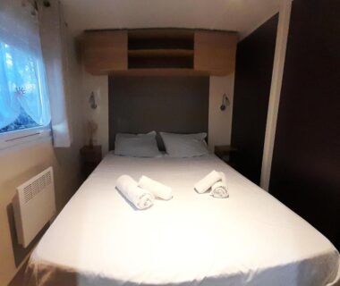 Chambre avec lit double et serviettes dans le Mobil-home 331 3 ch Pipiou Siblu