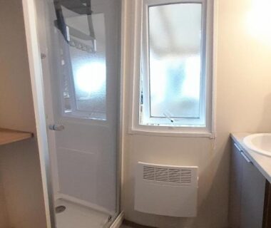 Salle de bains avec cabine de douche dans le Mobil-home 331