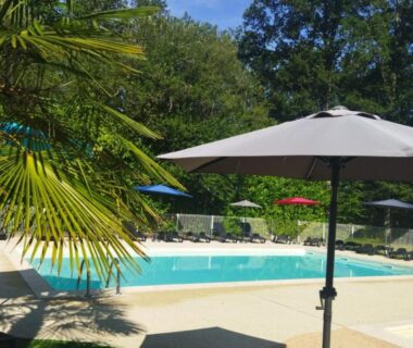 Bord de piscine avec parasols et transats au mobil-home 35m² avec Terrasse Saint-Gérons