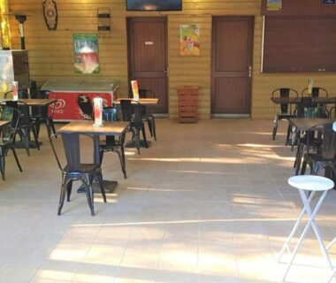Terrasse couverte avec tables et chaises du Mobil-home 35m² avec Terrasse - Saint-Gérons - API-1-52-1314