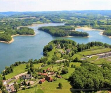 Vue aérienne du lac et des rives près de Saint-Gérons Mobil-home 35m² avec Terrasse API-1-52-1314