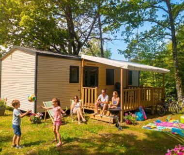 Terrasse ombragée avec famille et pelouse devant le mobil-home 35m² avec Terrasse Saint-Gérons API-1-52-1314
