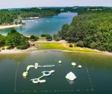 Plage et parc aquatique flottant dans le lac de Saint-Gérons près du Mobil-home 35m² avec Terrasse Saint-Gérons API-1-52-1314