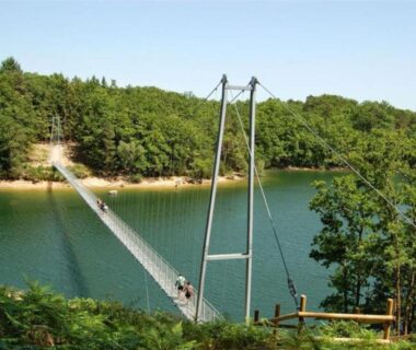 Passerelle piétonne au-dessus du lac au camping Mobil-home 35m² avec Terrasse Saint-Gérons API-1-52-1314