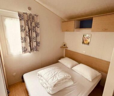 Chambre double avec lit et fenêtre dans le Mobil-home 3ch le Per Malou Camping Les Clarines