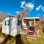 Terrasse en bois et façade ensoleillée du Mobil-home 3ch le Per Malou Camping Les Clarines