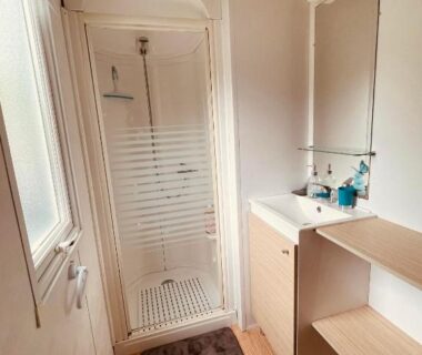 Salle d'eau avec douche et lavabo dans le Mobil-home 3ch le Per Malou Camping Les Clarines