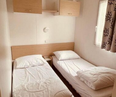 Chambre avec deux lits simples dans le Mobil-home 3ch le Per Malou Camping Les Clarines