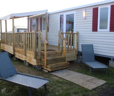 Terrasse en bois avec chaises longues du Mobil-home