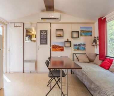 Intérieur avec coin repas canapé et fenêtre du Mobil-home