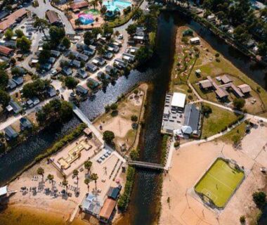 Plage et piscine du camping vues du ciel au Mobil-home