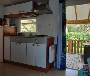 Intérieur cuisine avec terrasse couverte du mobil home