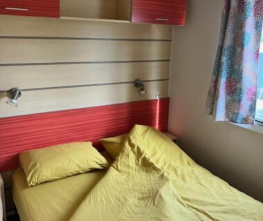 Chambre avec lit et rangements dans le Mobil-home 4-6 personnes Camping de Bairon 08 en bord de lac